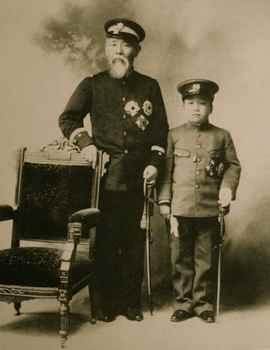 这是1907年,当时的日本皇太子嘉仁(后来的大正天皇)访问韩国时的照片.