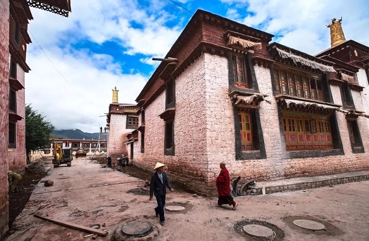 强巴林寺:藏东第一大寺然乌湖位于昌都然乌乡,紧靠川藏公路,湖畔西南