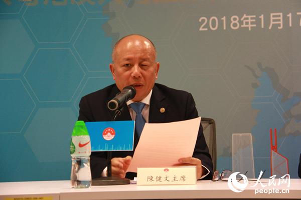 国家行政学院(香港)工商专业同学会主席陈健文在会上发表讲话(摄影:辜