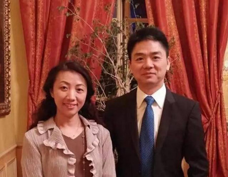 刘强东的这位初恋女友叫龚小京,与刘强东是中国人民大学的同班同学.