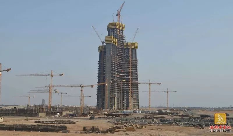 这座大楼现在的名字叫"吉达塔",英文名"jeddah tower",在此之前被称