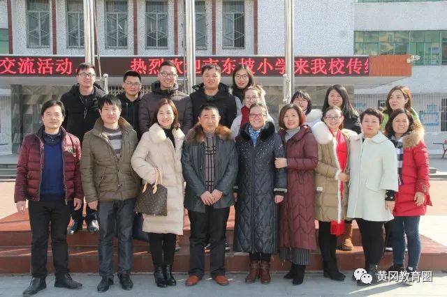 在这严寒的冬日,市东坡小学给团风小学送来了"大礼包"