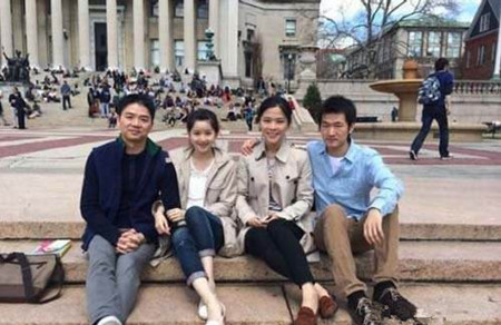 刘强东的这位初恋女友叫龚小京,与刘强东是中国人民大学的同班同学.