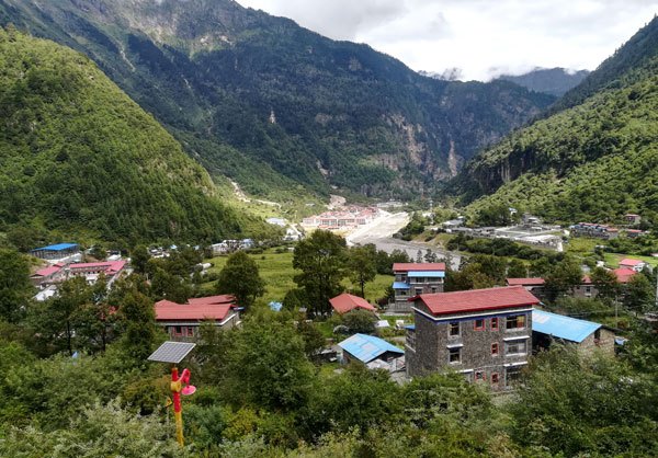 风景如画的错那县麻麻小康示范村.记者 楚武干 刘枫 摄