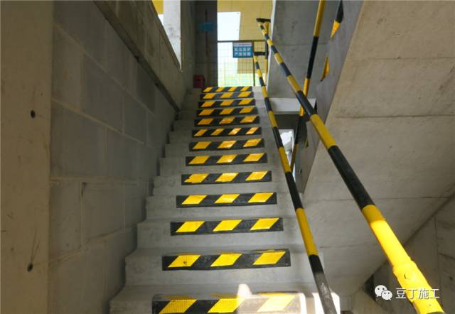 定型化楼梯防护栏杆及踏步防护板装配式安全通道线管保护临时电缆桥架