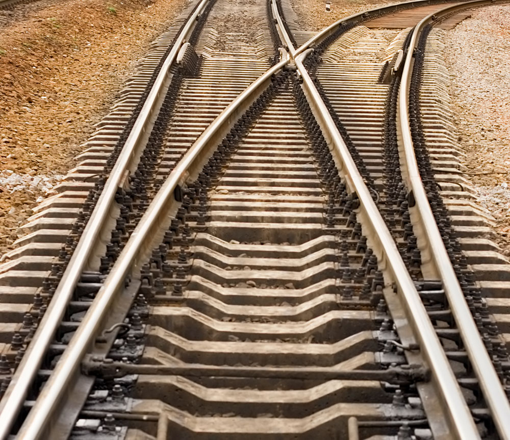 为什么火车轨道中间还会多两根铁轨?是干什么用的?