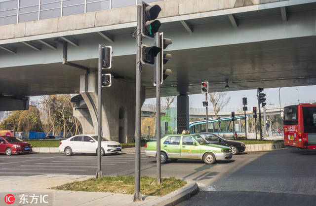 成都十字路口成走红 路口37组交通信号灯让人看花眼