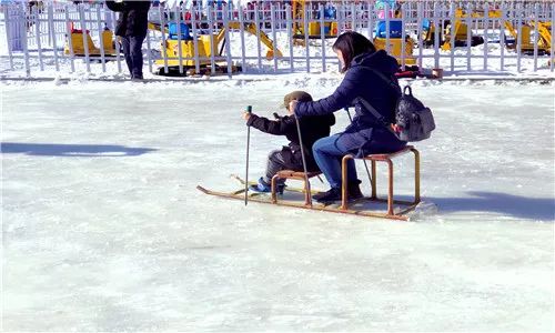 和爸爸妈妈坐上冰车,遨游在冰雪部落.