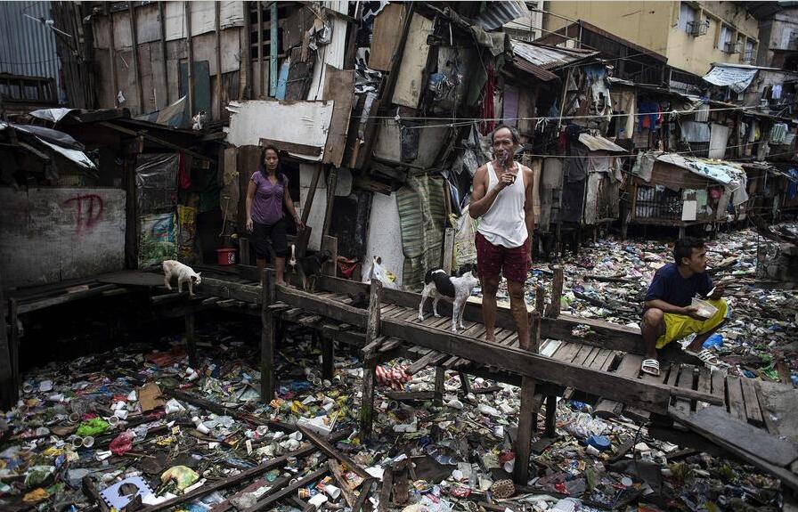 揭秘菲律宾贫民窟生活 "垃圾河"触目惊心