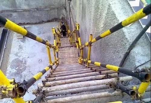 上下基坑必须搭设安全通道,特别是深基坑,标准化搭设.
