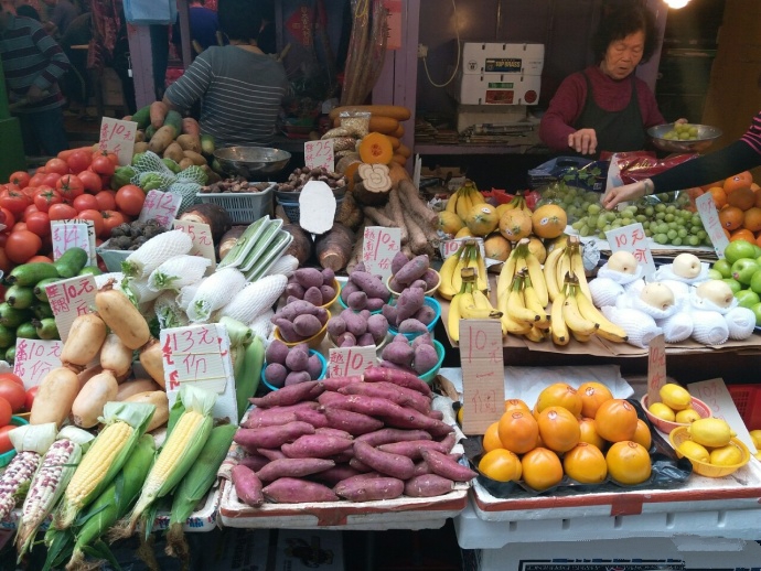 想知道香港本地人生活品质如何,去香港的菜市场看看就