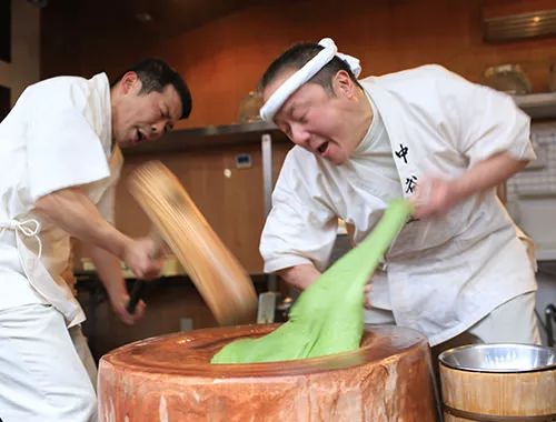 mochi pounding (omochitsuki)!