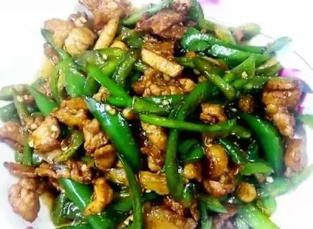 辣椒炒肉,是湘菜里的一道经典家常菜,每家每户都会做的一道菜,而且