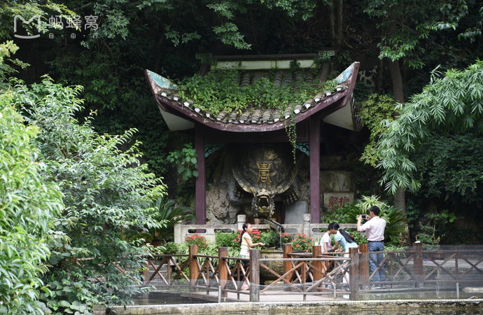 公园以明山,秀水,幽林,古寺,圣泉,灵猴为特色,被誉为"黔南第一山.