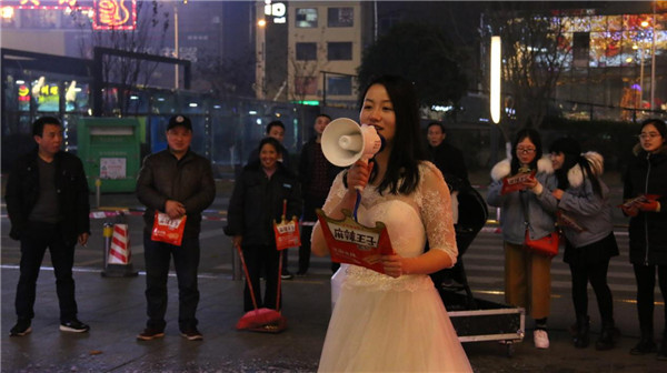 超浪漫!一女生穿婚纱造雪求婚男友