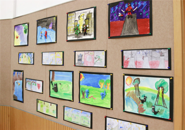 学生作品展示 活动教室墙上,走廊都挂满了学生的美术作品,从国画