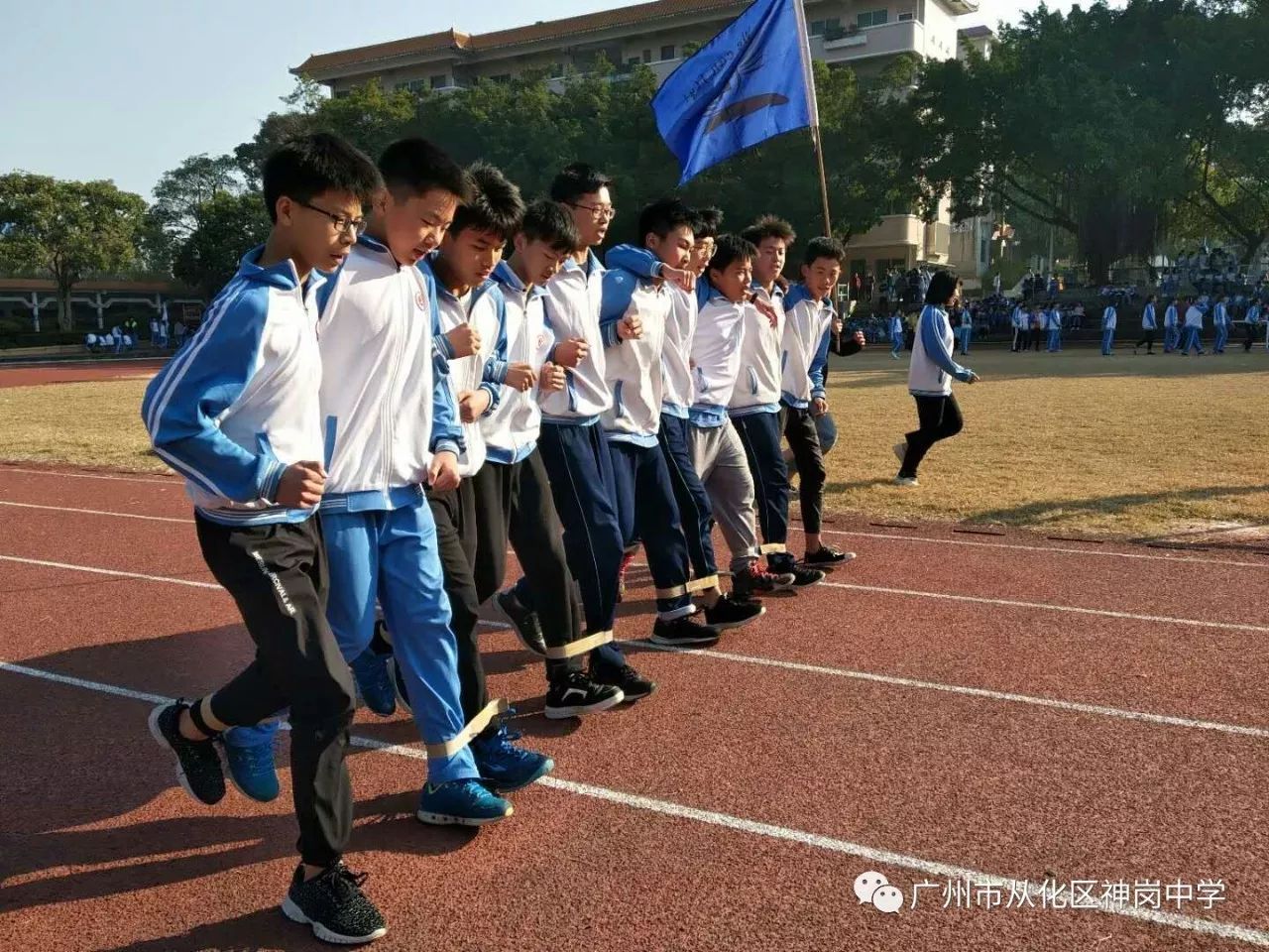 多人多足拼团结,齐心共进展默契—神岗中学多人多足