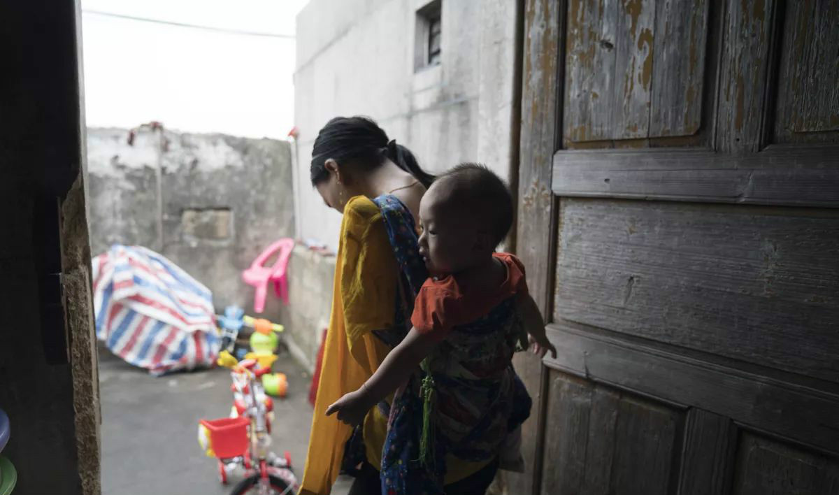 湖南湘西贫困山区女孩向丽萍从小失去双臂,但她不屈从于命运,用双腿