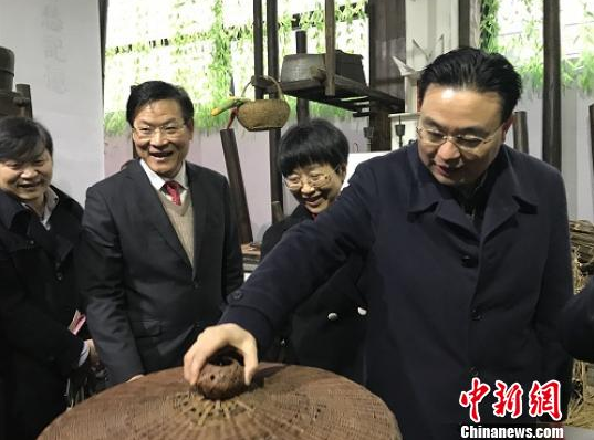 图为浙江省文化厅副厅长蔡晓春等参观"留住乡愁记忆"老物件展(江杨烨