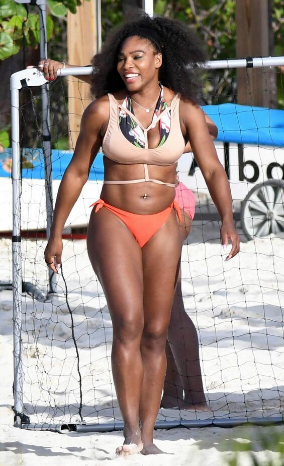 小威廉姆斯巴哈马海滩热情拍照,她的身体和男人一样强壮
