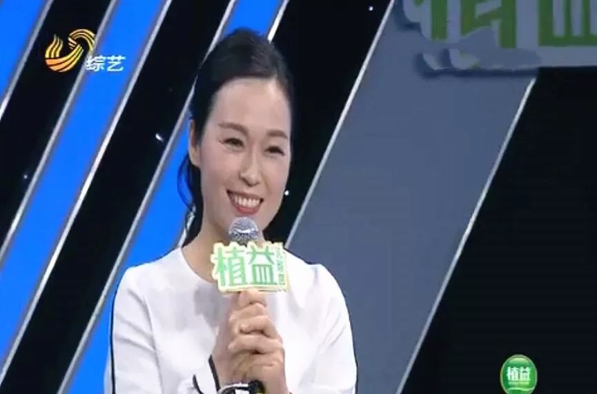 评委吴沁老师听完她的演唱,给了很高的评价:"你唱歌能让人完全沉浸在