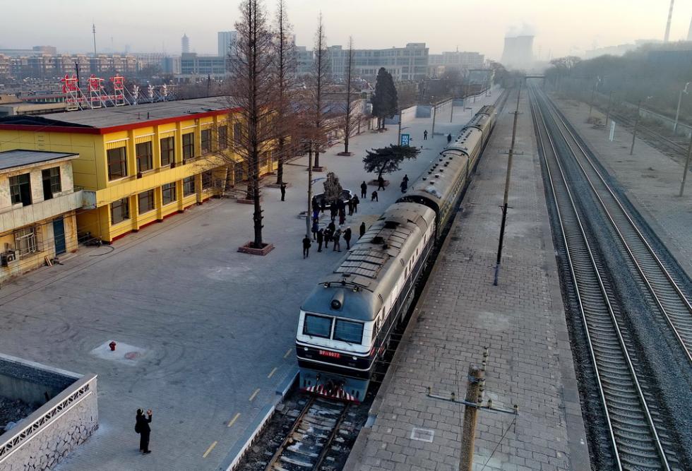 据介绍,该段铁路每天开行10列,旅客乘坐火车从古冶站到唐山南站只需21