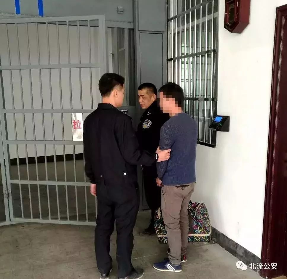 交警抓获醉驾嫌疑人梁某,并送入看守所执行拘留