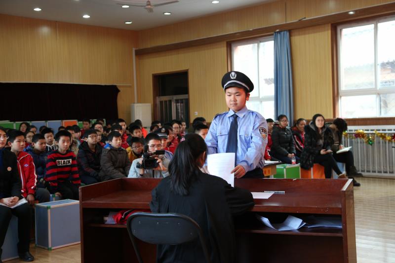 北京市黄土岗中学举行第三届"学法守法 防范欺凌"模拟