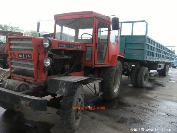 这种东方红拖拉机也算是国内道路运输下的产物了,低廉的