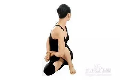 脾脏和胰腺功能 √ 还能使肩部更加灵活 坐姿,右脚放在左大腿下方靠近