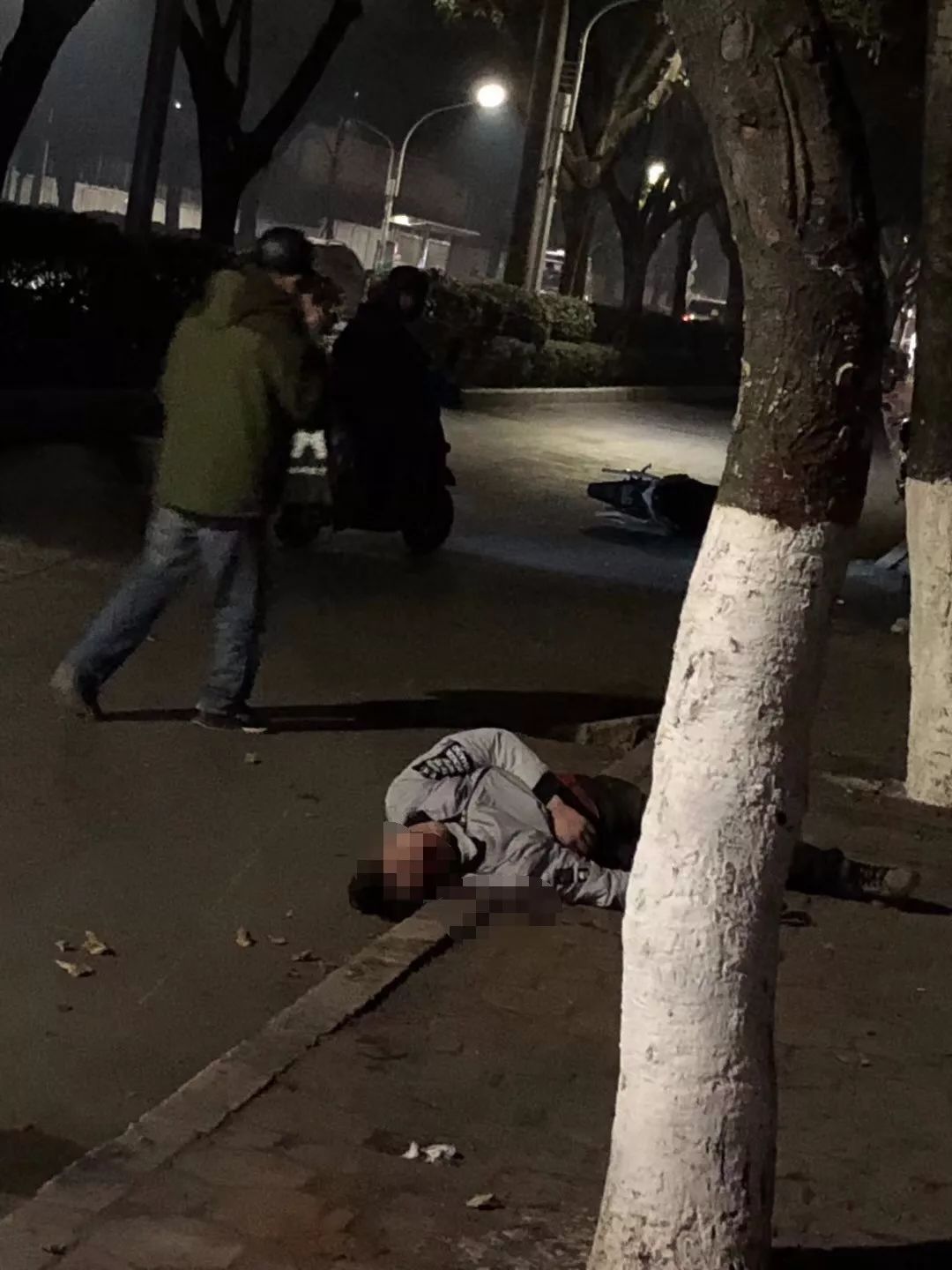 聚餐喝酒又出事！广西男子深夜血洒街头，兴业人，看完你还敢不重视吗？