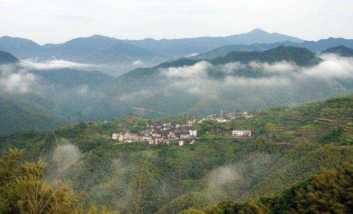 逐步村榧大公路宁海村庄的终点站,与天台,新昌交界,与天台华顶山隔溪