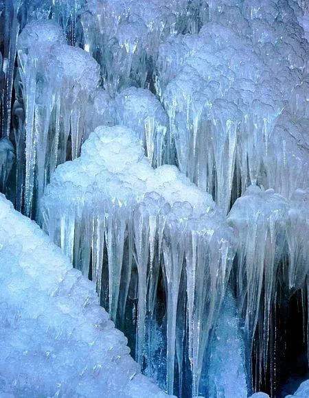 旅游 正文  寒冬给大自然带来了冰天雪地的美景,也给气势磅礴的瀑布