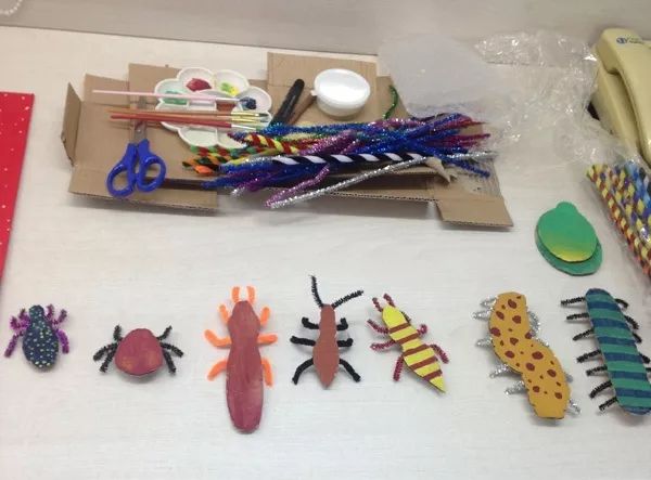 【提前准备】小班的老师:用彩色手工纸画并剪出虫子的翅膀,分给幼儿