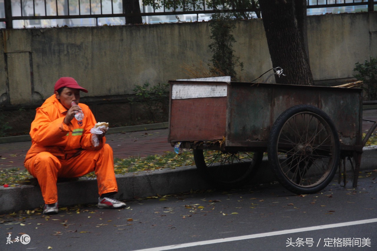 寒冬里的环卫工人 每一张图片让人看了都很感动