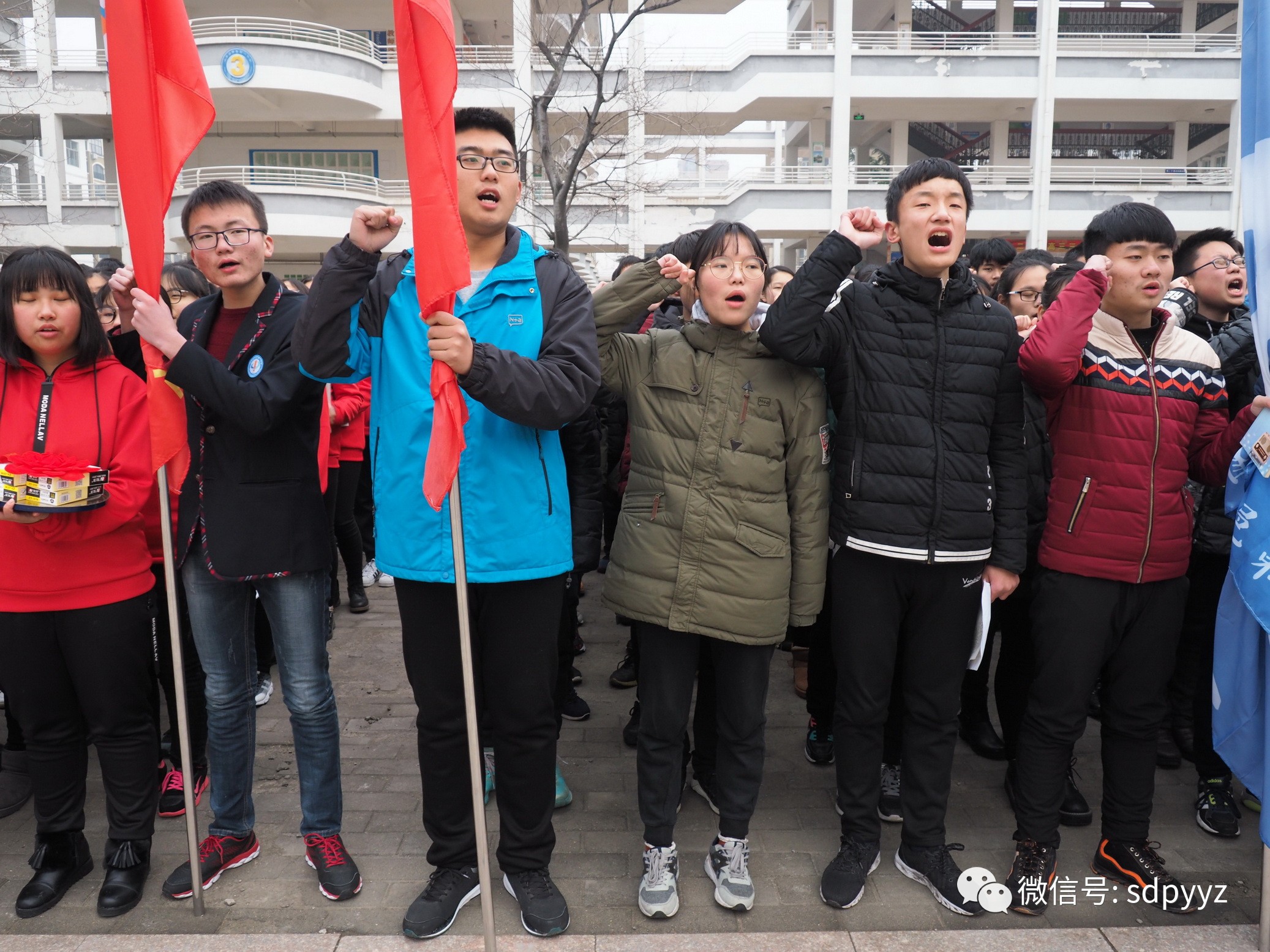 金色牌匾耀风采激情挑战勇争先平邑一中高二四部举行本学期第三次班级