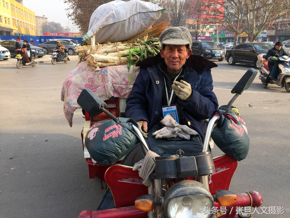 66岁的大爷在寒冷的冬日卖菜 四十年创业的故事感动路人