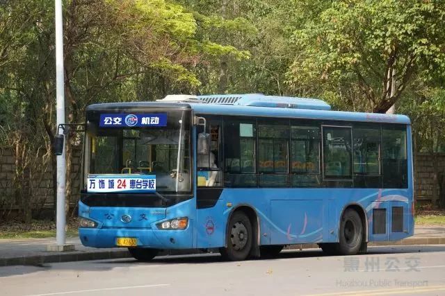 惠州网友称在路上看到不知名神秘公交车