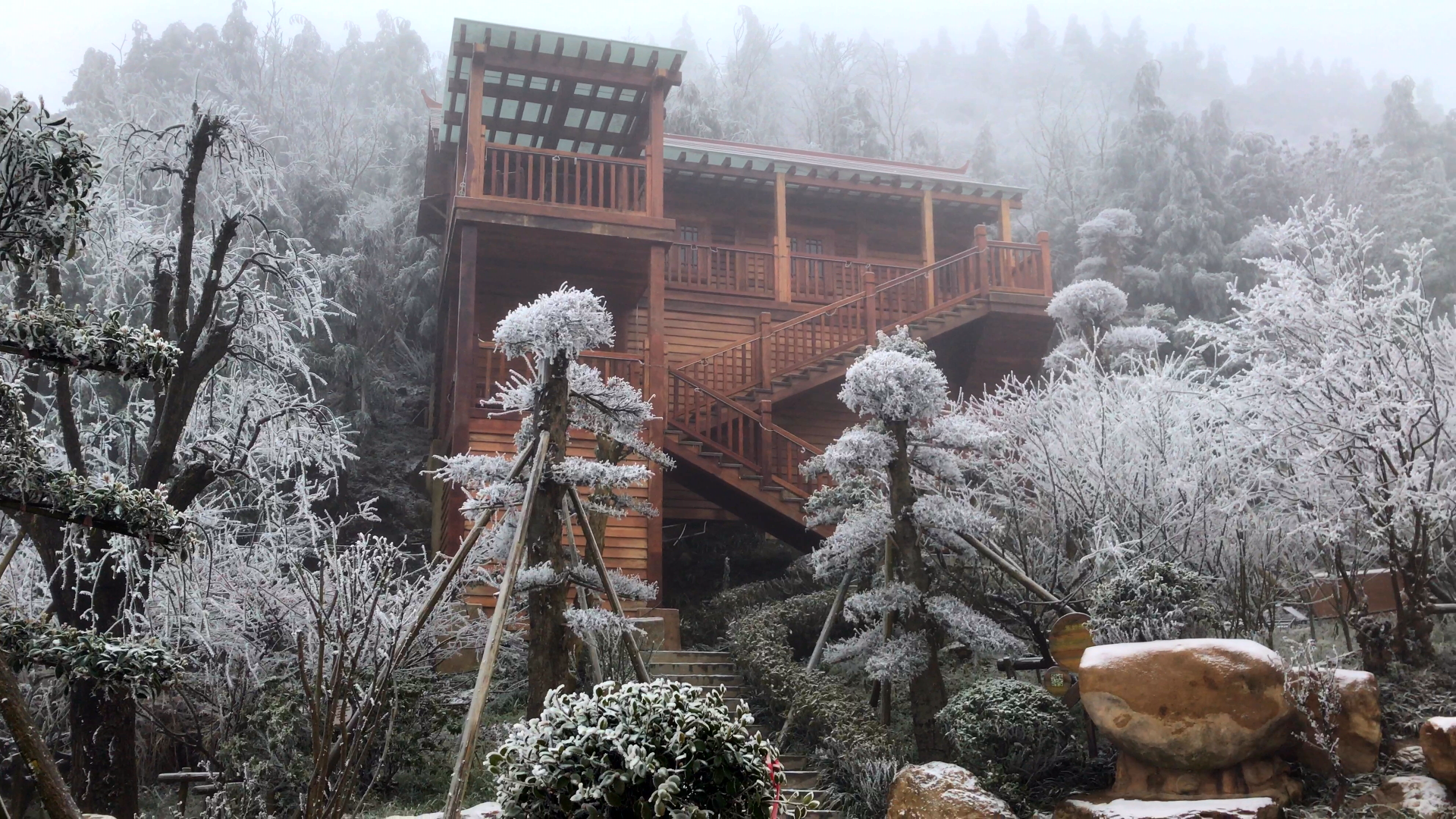 南国冰雪城:前所未见冬日六盘水梅花山