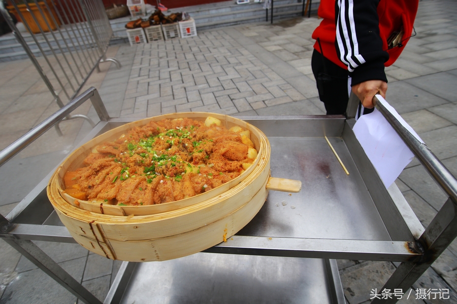 乡村"腊八"民俗文化庙会上的团年饭,热腾腾的格子肉您喜欢吃吗