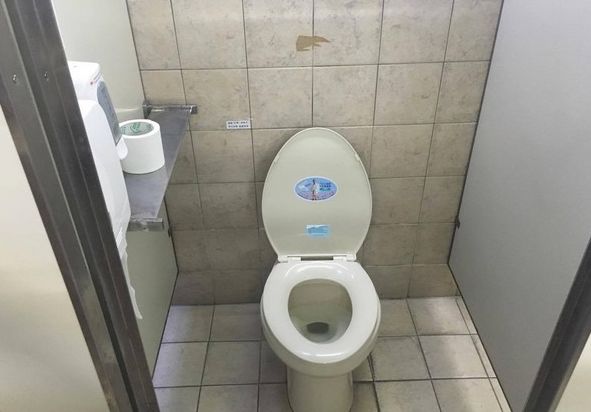 公共厕所的许多地方暗藏的细菌比马桶座上还多.