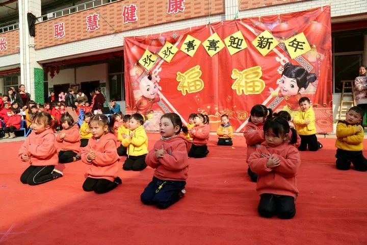 欢欢喜喜迎新年 花园幼儿园里这两天年味越来越浓