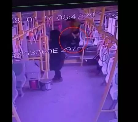 视频曝光宜宾一女子公交车上脱裤拉屎满车都是屎味