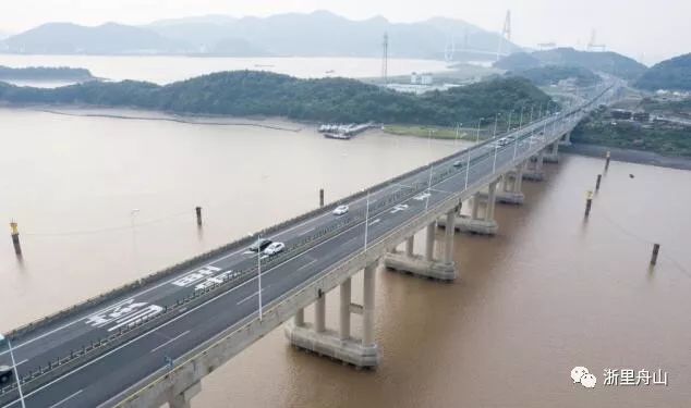 响礁门大桥岑港大桥是舟山大陆连岛工程的第一座跨海大桥,于1999年9月