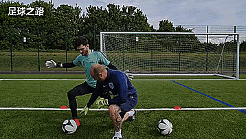 【分享】足球技术:守门员如何正确的快速用脚封挡