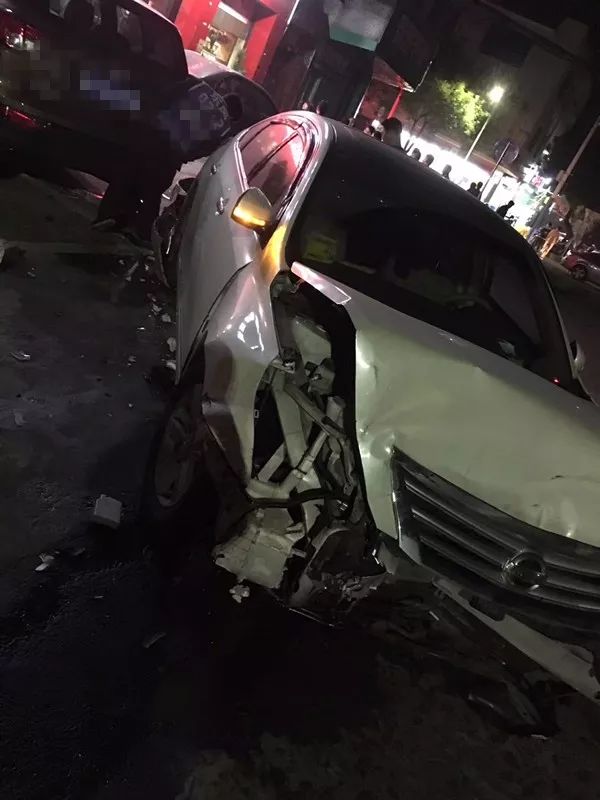停系路边都中招丨昨晚东凤街头发生连环撞车事故!有小车撞到几乎报废!