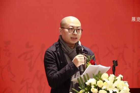 中央编办原副主任,中国行政管理学会会长王澜明宣布展览开幕