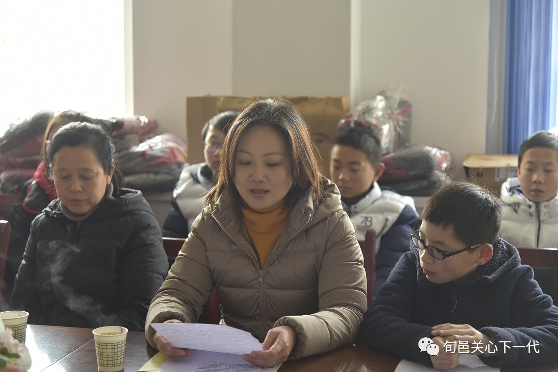 座谈会由县政协副主席秦秀丽主持,住院儿童代表对前来慰问看望他们的