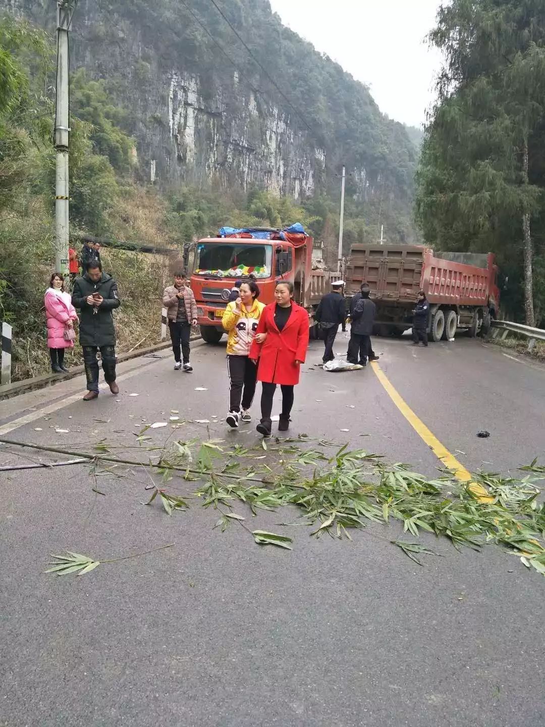 微友爆料①今天早上洗落街上发生车祸致一人死亡②今天下午乌龙山大