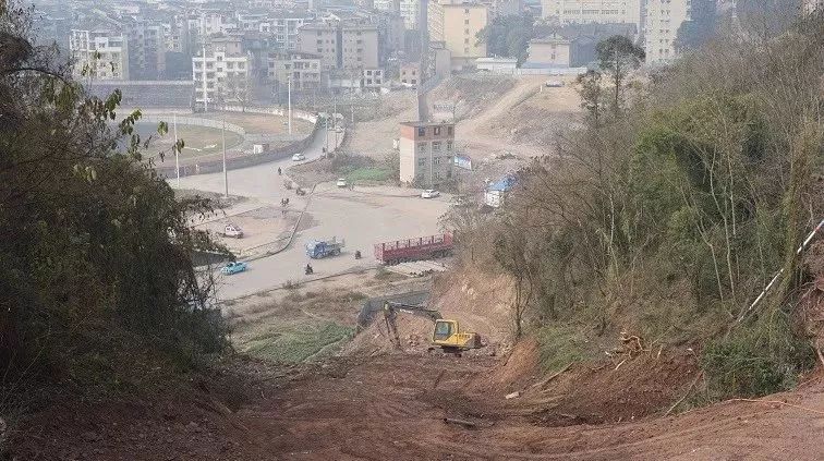 资中东林社体育场对面 有两条路上山, 暂定名:万金山游乐园 正在紧张